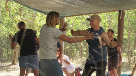 Hombres-Uno-Frente-Al-Otro-Mientras-Bailan---Rompiendo-La-Actividad-De-Hielo---Entrenamiento-De-Hombría---Queensland,-Australia