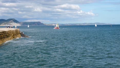 Barcos-De-Recreo-Navegan-Alrededor-De-Un-Barco-De-Pesca-Que-Regresa-De-Un-Viaje-En-El-Mar