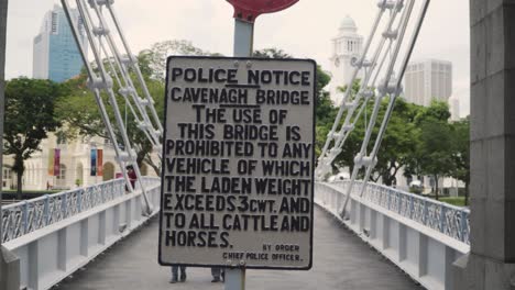 Señal-De-Aviso-De-La-Policía-En-El-Puente-Cavenagh-Que-Cruza-El-Río-Singapur