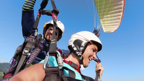 Nahaufnahme-Einer-Schönen-Frau-Beim-Tandem-Gleitschirmfliegen-An-Einem-Sonnigen-Tag