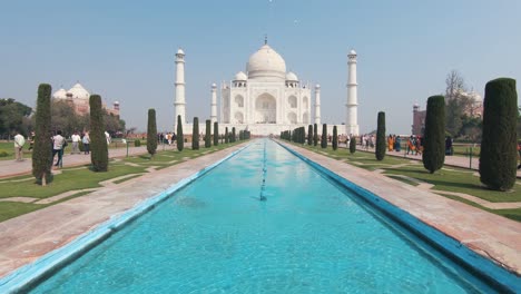Taj-Mahal,-Wahrzeichen-Mausoleum-In-Der-Stadt-Agra-In-Uttar-Pradesh,-Indien