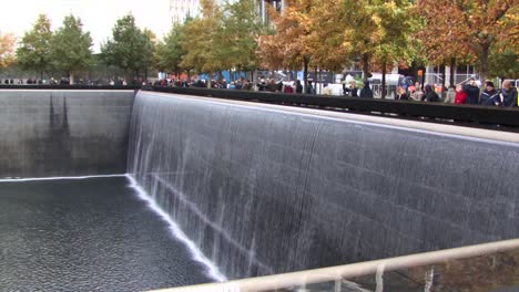 Turistas-Que-Visitan-El-Monumento-Y-Museo-Nacional-Del-11-De-Septiembre-En-La-Ciudad-De-Nueva-York,-Ee.uu.