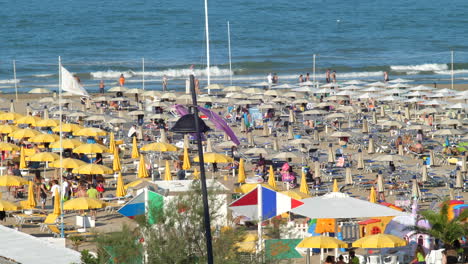 Playa-Llena-De-Gente-Durante-Las-Vacaciones-De-Verano-En-Rimini,-Italia