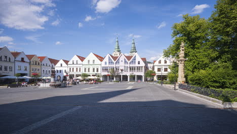 Lapso-De-Tiempo-De-Estilo-Panorámico-De-La-Plaza-Del-Centro-Histórico-De-La-Ciudad-Con-Gente-Caminando-En-Un-Día-Soleado-De-Verano-En-La-Ciudad-De-Žilina-Eslovaquia