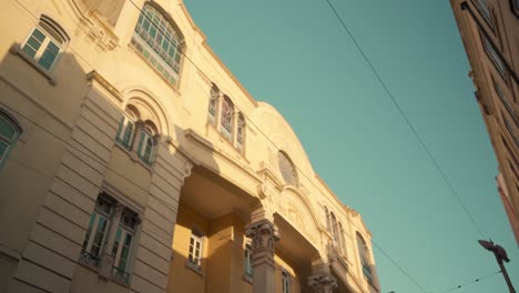 Lisboa-Alfama-Calle-Vintage-Medieval-Con-Edificio-De-Fachada-Antigua-Al-Amanecer-4k