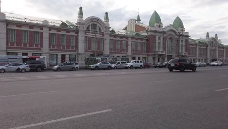 Toma-Panorámica-Del-Centro-De-La-Ciudad-De-Novosibirsk-Con-Personas-Y-Automóviles-En-Movimiento