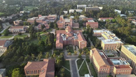 Vista-Aérea-De-Diapositivas,-Ricard-Rudolph-Asian-Lab,-Campus-De-Ucla-Al-Atardecer