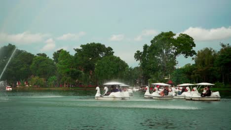 Menschen-Segeln-Schwanenboote-Unter-Einem-Brunnen-In-Der-Mitte-Des-Sees-Im-Lumpini-Park-In-Bangkok