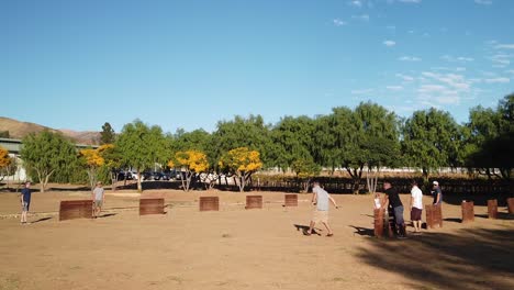 Jóvenes-Jugando-Herraduras,-Lanzando-Herraduras-A-Objetivos-En-Una-Bodega