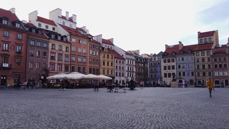 Arquitectura-Europea-Del-Casco-Antiguo-De-Varsovia-En-Un-Día-Soleado,-Viajes-Y-Turismo