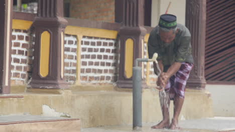 Hombre-Musulmán-Se-Lava-Antes-De-Ir-A-La-Mezquita-A-Orar-En-Indonesia
