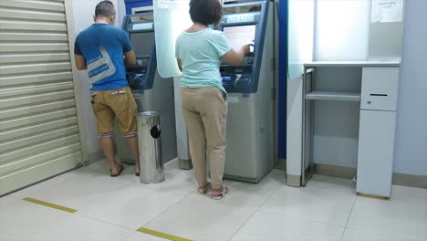 Transaktionen-Am-Geldautomaten-Während-Der-Covid-Virus-Pandemie-19