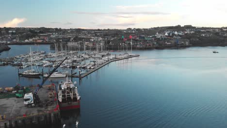 Una-Toma-Aérea-En-La-Noche-De-Invierno-Sobre-El-Puerto-De-Kinsale-Y-El-Puerto-Deportivo-De-Yates