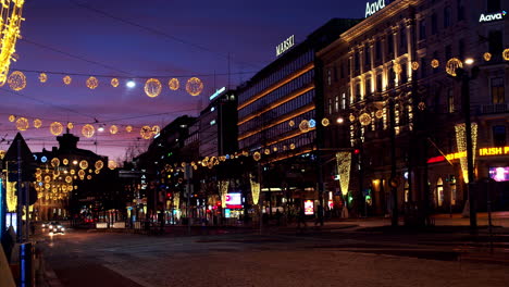 Encantador-Paisaje-Urbano:-Calle-Wayheimintie-Decorada-Con-Luces-Navideñas-Por-La-Noche