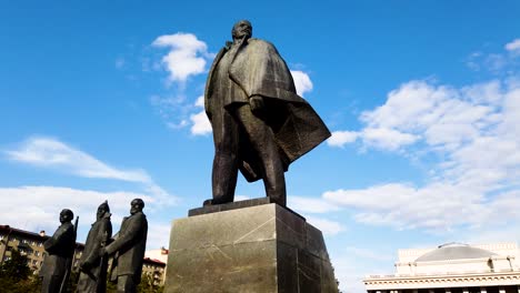 Lapso-De-Movimiento-De-La-Estatua-De-Vladimir-Lenin-En-La-Ciudad-De-Novosibrisk