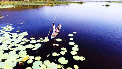 Joven-Lleva-A-Su-Familia-A-Través-Del-Lago-Lebo-En-El-Oeste-De-Sumbawa-Indonesia