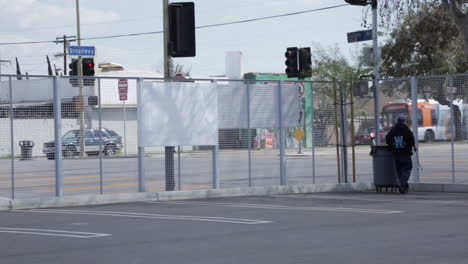 Conserje-En-La-Escuela-Del-Centro-De-La-Ciudad-Limpia-La-Basura-Con-Un-Bote-De-Basura