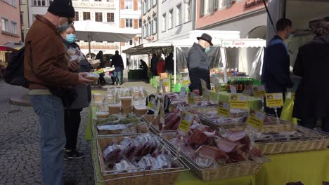 Exhibición-Del-Mercado-Callejero-Con-El-Hombre-Comprando-Salchichas-Y-Carne-Procesada-Seca-En-Feldkirch-Austria
