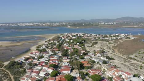 Hübsches-Kleines-Dorf-Auf-Der-Insel-Amora,-Portugal,-Umgeben-Von-Einer-Atemberaubend-Schönen-Landschaft-Und-Stränden