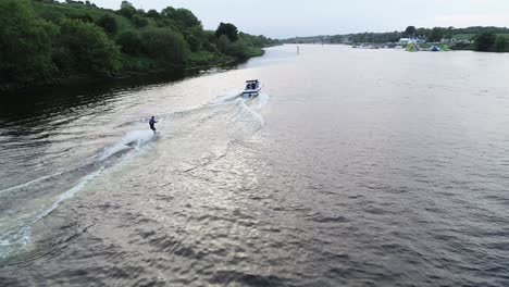 River-Water-Skiing