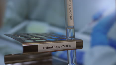 Covid-19-Viales-De-Tubo-De-Ensayo-De-Vacuna-Oxford-Astrazeneca-Que-Se-Colocan-En-El-Estante