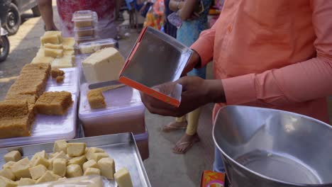 Dulces-De-Las-Tiendas-De-Vendedores-Ambulantes-Empaquetando-Envases-En-La-Caja