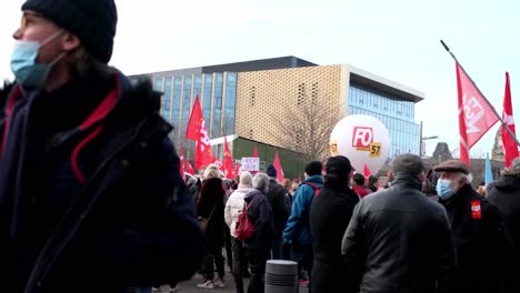 Menschenmenge-Wartet,-Als-Die-Demonstration-Beginnt