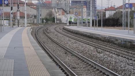 Un-Tren-Regional-Que-Llega-A-La-Estación-De-Arcore,-En-El-Norte-De-Italia