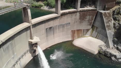 El-Hombre-Salta-De-La-Presa-Del-Río-Yuba,-Tres-Volteretas-Y-Un-Giro-En-Una-Caída-Larga