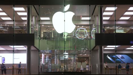 La-Marca-Multinacional-De-Tecnología-Estadounidense-Apple-Store-Y-El-Logotipo-Se-Ven-Por-La-Noche-En-Hong-Kong