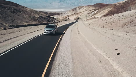 Tracking-Bereichsaufnahme-Eines-Lieferwagens,-Der-Auf-Der-Künstlerstraße-Im-Death-Valley-Nationalpark-Fährt