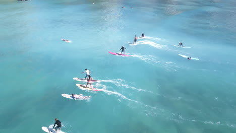Antena-De-Un-Grupo-De-Surfistas-En-Una-Ola-Pequeña-En-La-Playa-De-Waikiki-En-Honolulu