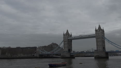 Tower-Bridge-An-Einem-Grauen,-Launischen,-Bewölkten-Tag-In-London