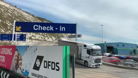 Die-Fähren,-Die-Besucher-Von-Dover-Nach-England-Und-Zurück-Befördern,-Sind-Ein-Sehr-Wichtiger-Wirtschaftsfaktor-Für-Die-Hafenstadt-Dover-Im-Südosten-Englands