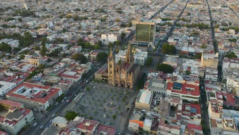 Bird's-Eye-Aerial-View-of-Historic-Catholic-Cathedral-in-Guadalajara,-Mexico
