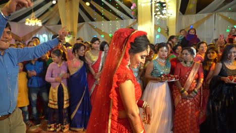 Una-Novia-Está-Bailando-En-Su-Ceremonia-De-Boda-En-La-India