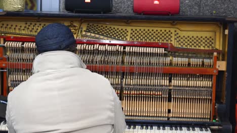 Rückansicht-Eines-Erwachsenen-Männlichen-Klaviermusikanten-Am-Bahnhof-In-Kiew,-Ukraine