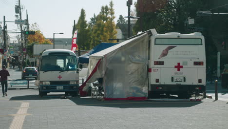 Sangre-Móvil-De-La-Cruz-Roja-En-La-Calle-De-Tokio-Durante-La-Pandemia---Campaña-De-Donación-De-Sangre-En-Japón---Plano-Completo,-Cámara-Lenta