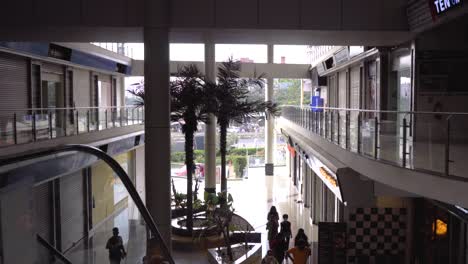 Interior-Del-Centro-Comercial-A-La-Luz-Del-Día-Pune-Vision-One-Mall-Bhugaon,-Bavdhan,-Pune,-Maharashtra