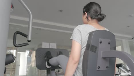 Asiatische-Frau-Fitness-Asiatische-Frau-Arbeitet-An-Verschiedenen-Fitnessgeräten-Fitnessgeräte