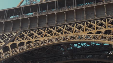Nahaufnahme-Des-Pariser-Eiffelturms-Mit-Details-Und-Rost-Auf-Schmiedeeisen