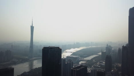 Luftaufnahme-Des-Zentralen-Gebäudeviertels-Der-Mega-City-Guangzhou-Mit-Perlfluss-Und-Canton-Tower-An-Einem-Sonnigen-Nachmittagstag