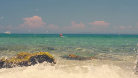 An-Einem-Heißen-Sommertag-In-Griechenland-Schlagen-Wellen-An-Einen-Felsigen-Strand