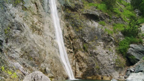 Toma-De-Una-Cascada-En-El-Parque-Nacional-Theti-En-Albania