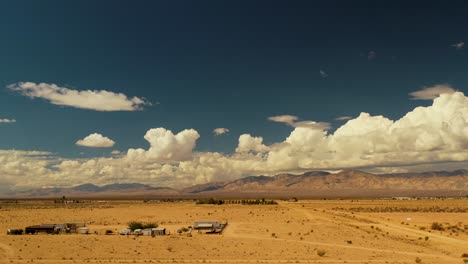 Hiperlapso-Aéreo-De-Nubes-En-El-Desierto-De-Mojave