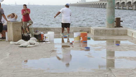 Fischer-Am-Dock-In-Puerto-Progreso-Leben-In-Merida-Yucatan-Mexiko