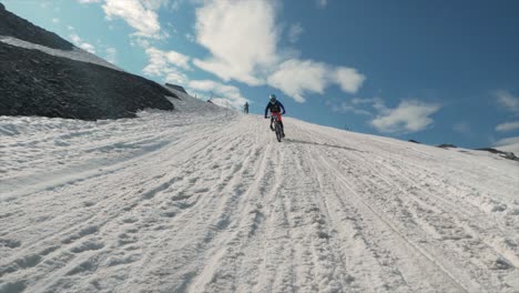 Mountainbike-Auf-Dem-Schnee-In-Cervinia,-Italien,-Während-Des-Maxiavalance-Rennens-2018