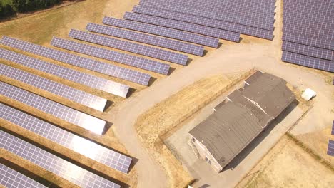 Ein-Kleiner-Solarpark-In-Einer-Chaotischen-Umgebung