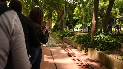 Grupo-De-Personas-Montando-Un-Trenecito-En-Terrassa