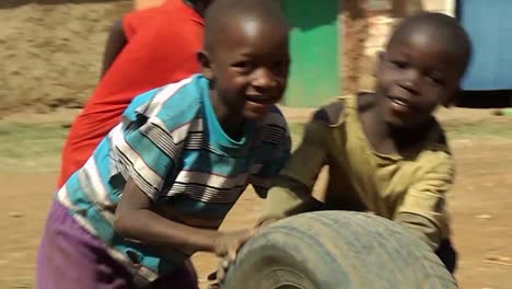 Niños-Africanos-Pobres-Jugando-Con-Un-Neumático